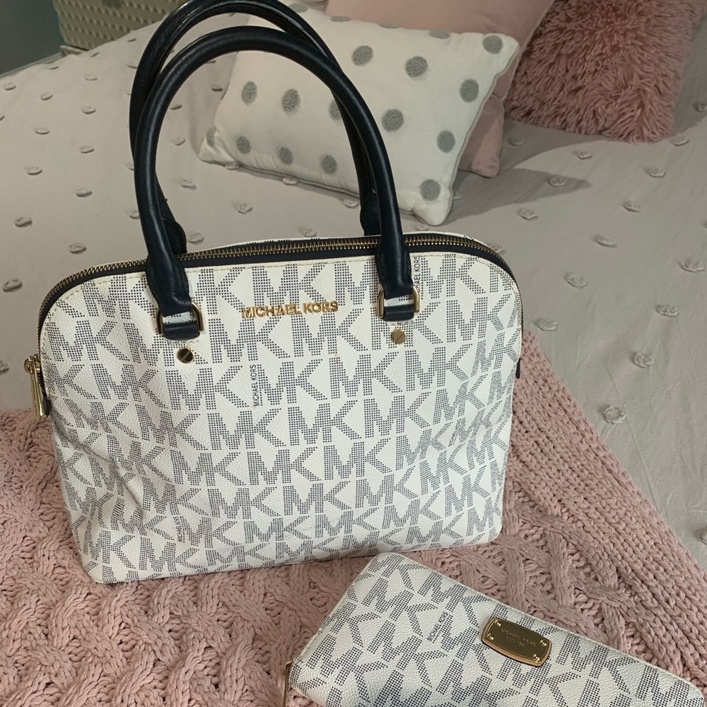 Michael Kors Authentic handbag w/matching wallet